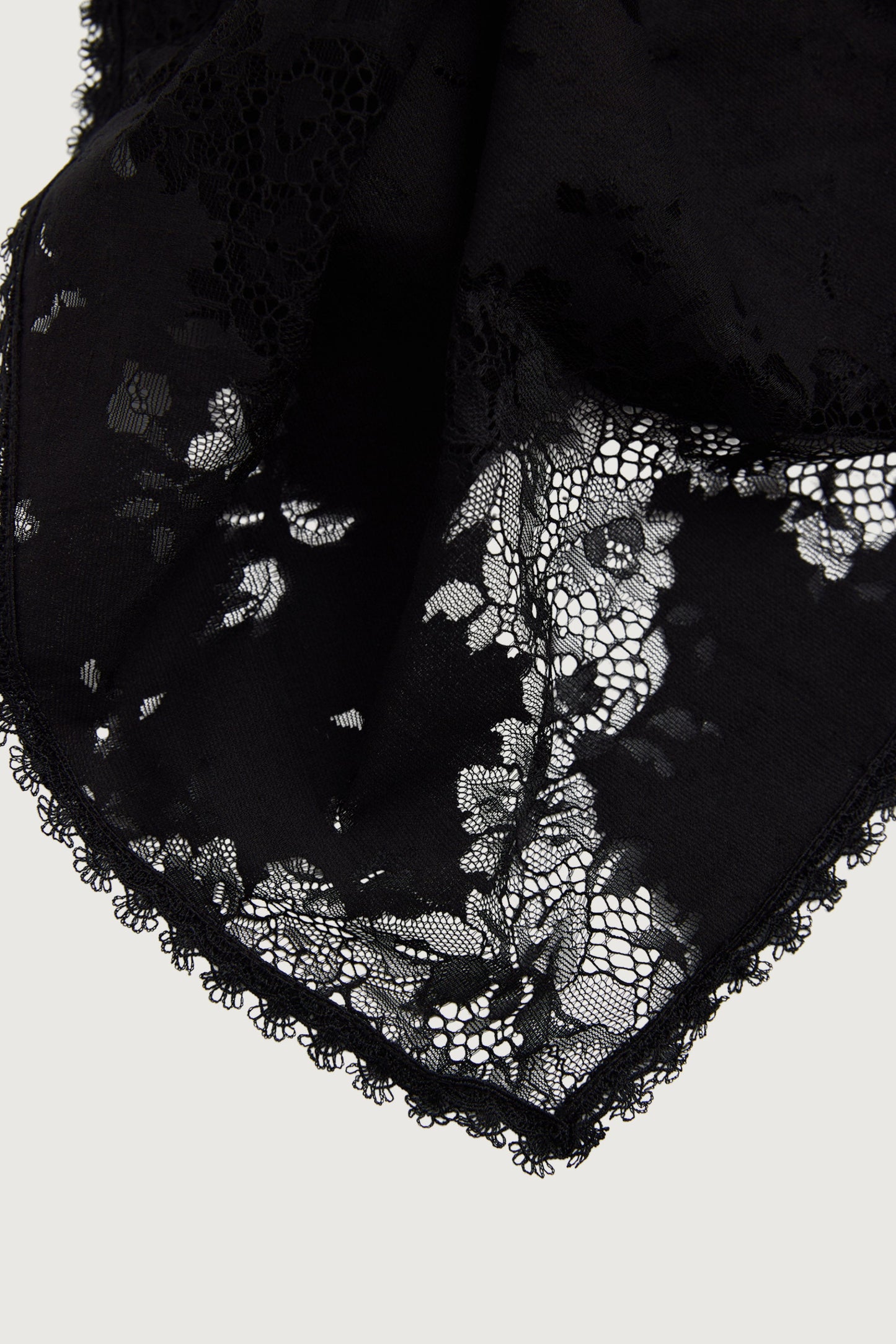 FLORAL TOP WITH LACE HEM