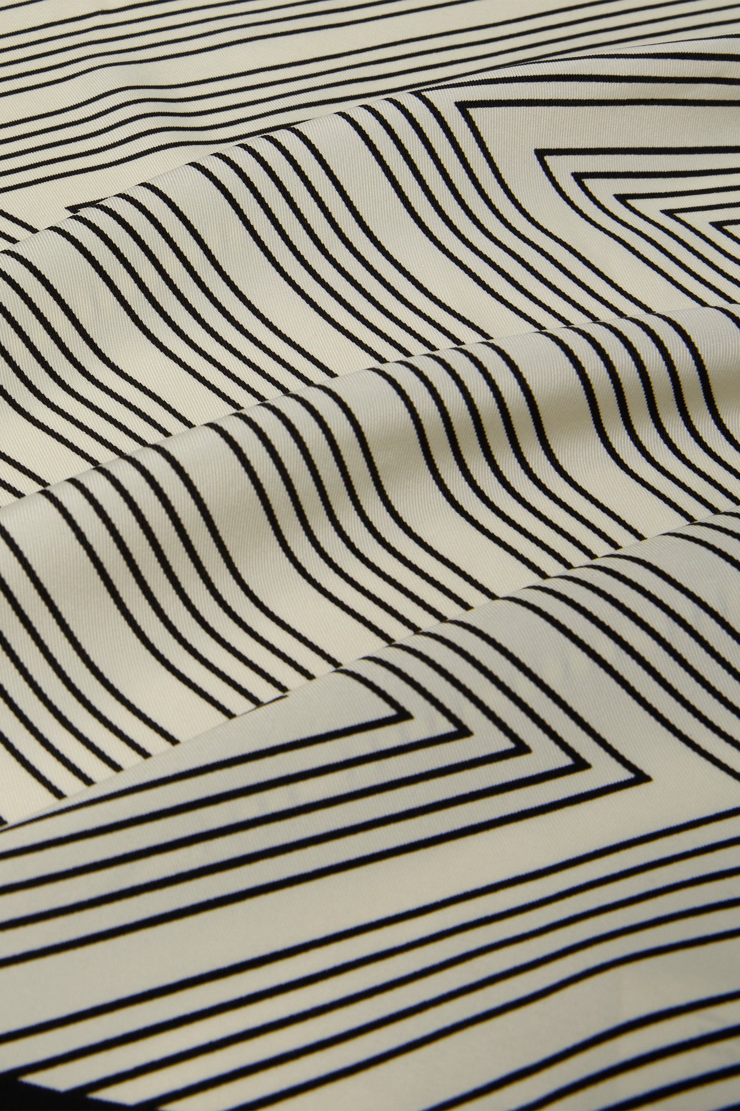 MONOCHROME ZIGZAG SCARF