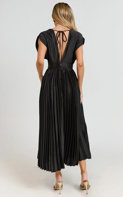 Della Midi Dress - Plunge Neck Short Sleeve Pleated Dress in Black