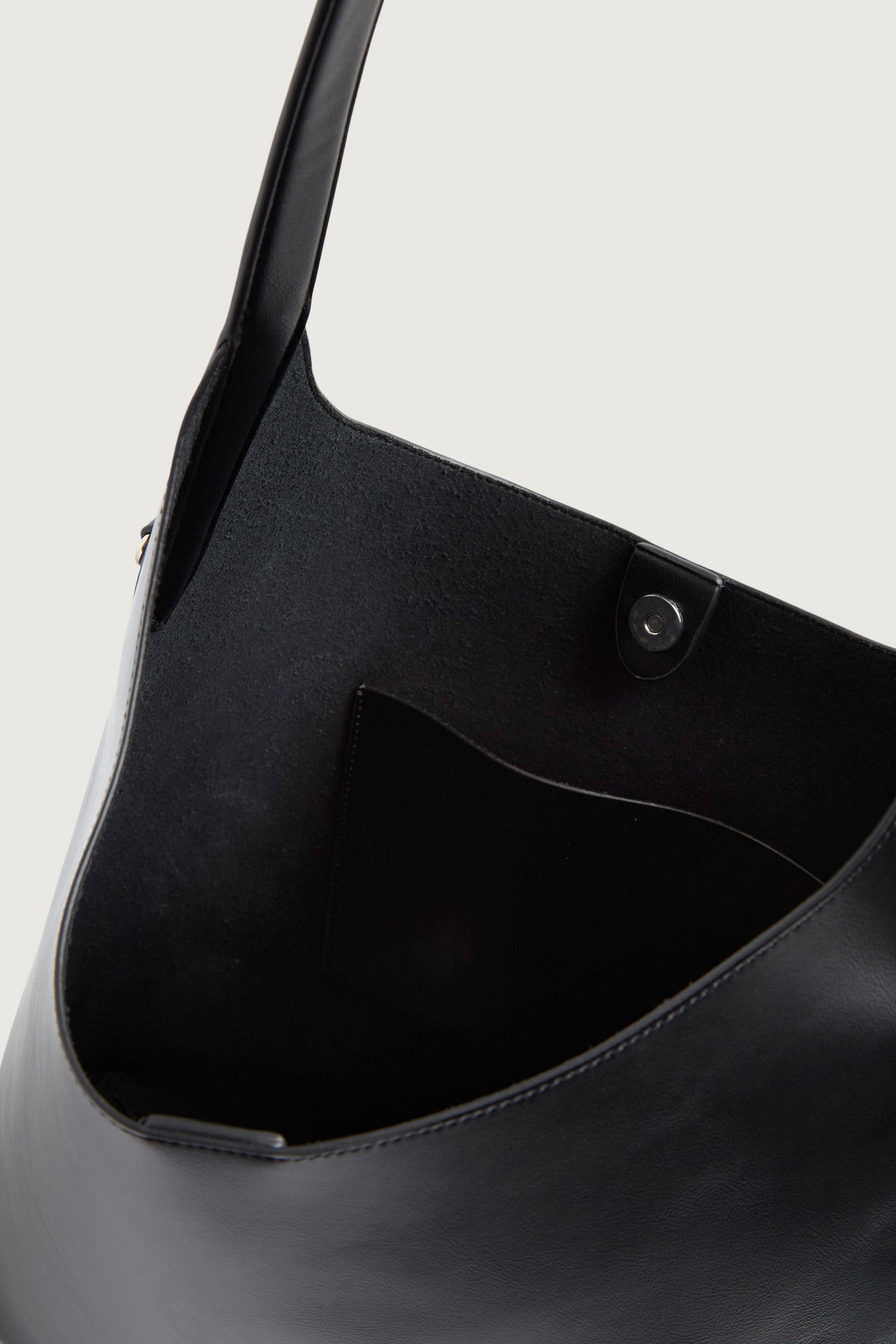 EVERYDAY SHOULDER BAG