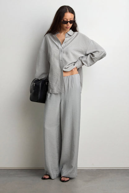 LIGHTWEIGHT CRINKLED SHIRT WITH BACK CINCHING BUTTONS