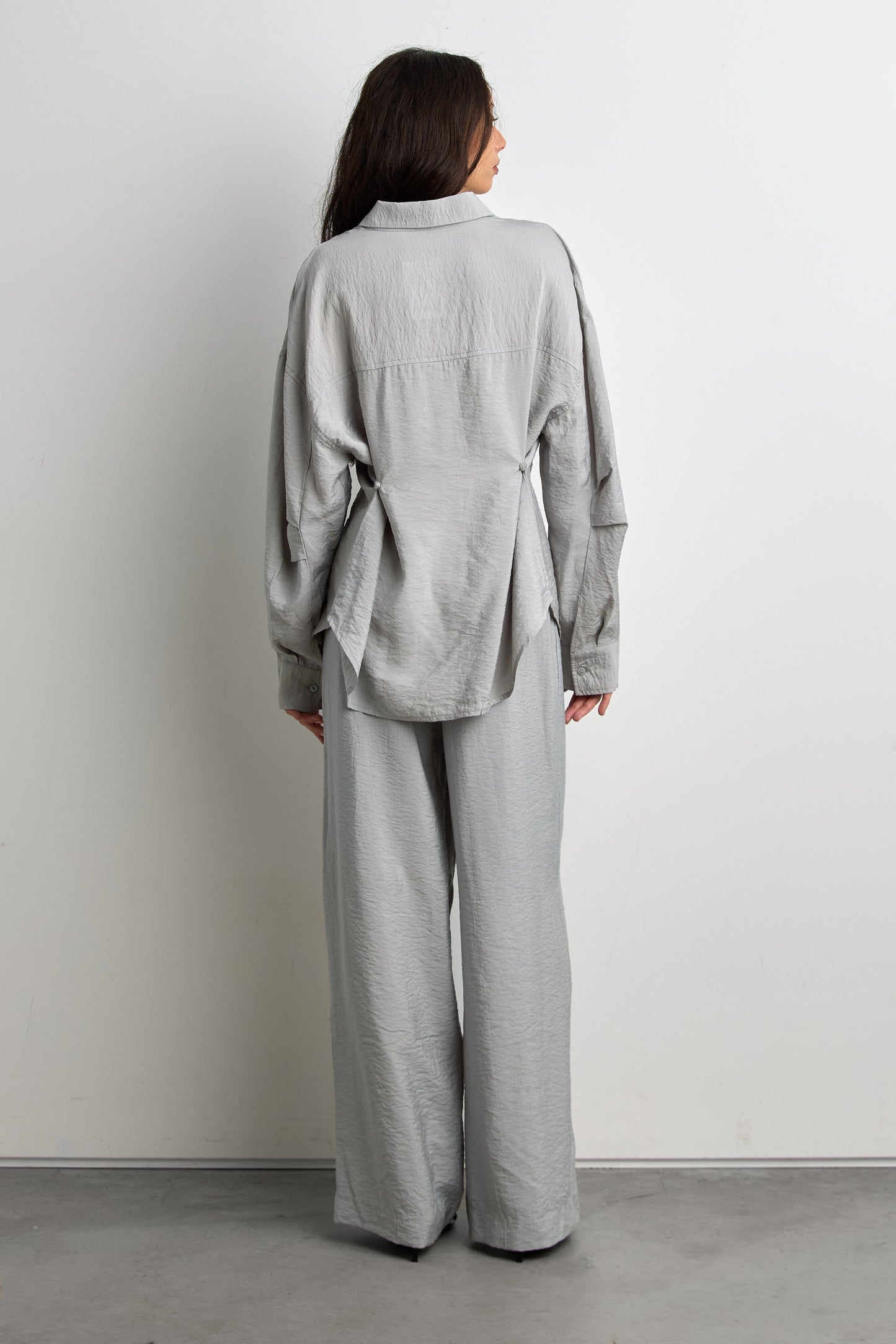 LIGHTWEIGHT CRINKLED SHIRT WITH BACK CINCHING BUTTONS