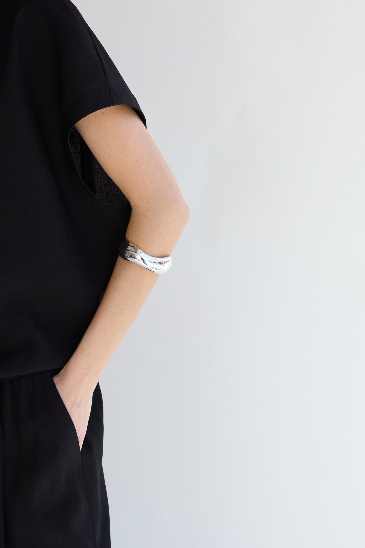 THICK WAVY CUFF BRACELET