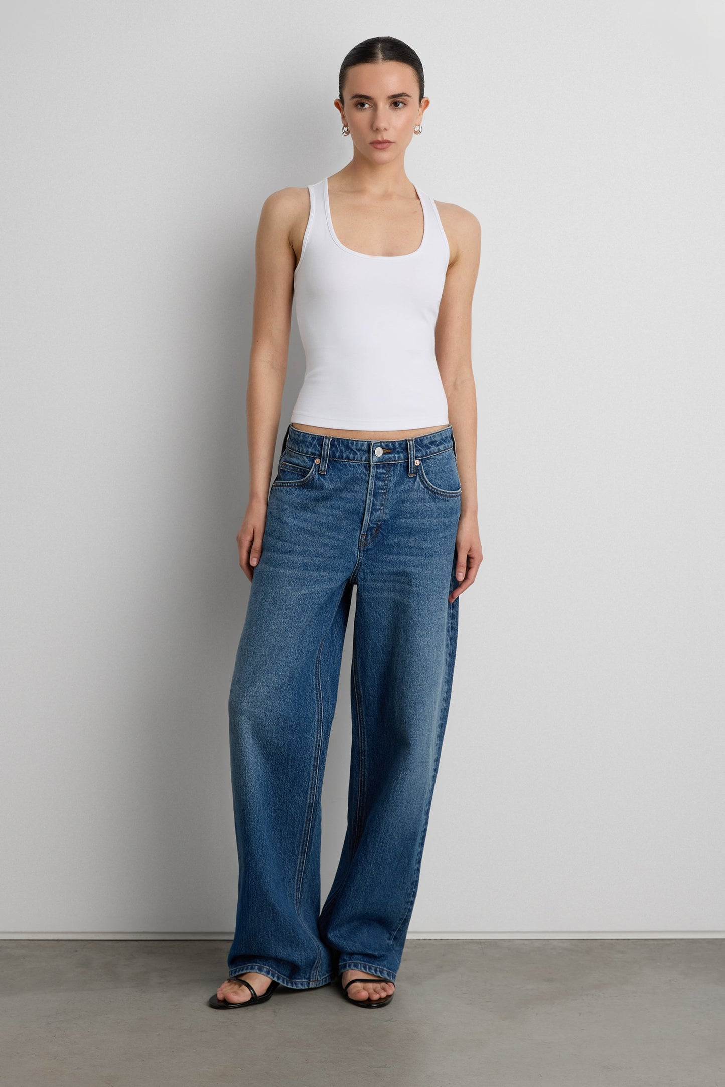 MID-RISE STRAIGHT LEG JEAN