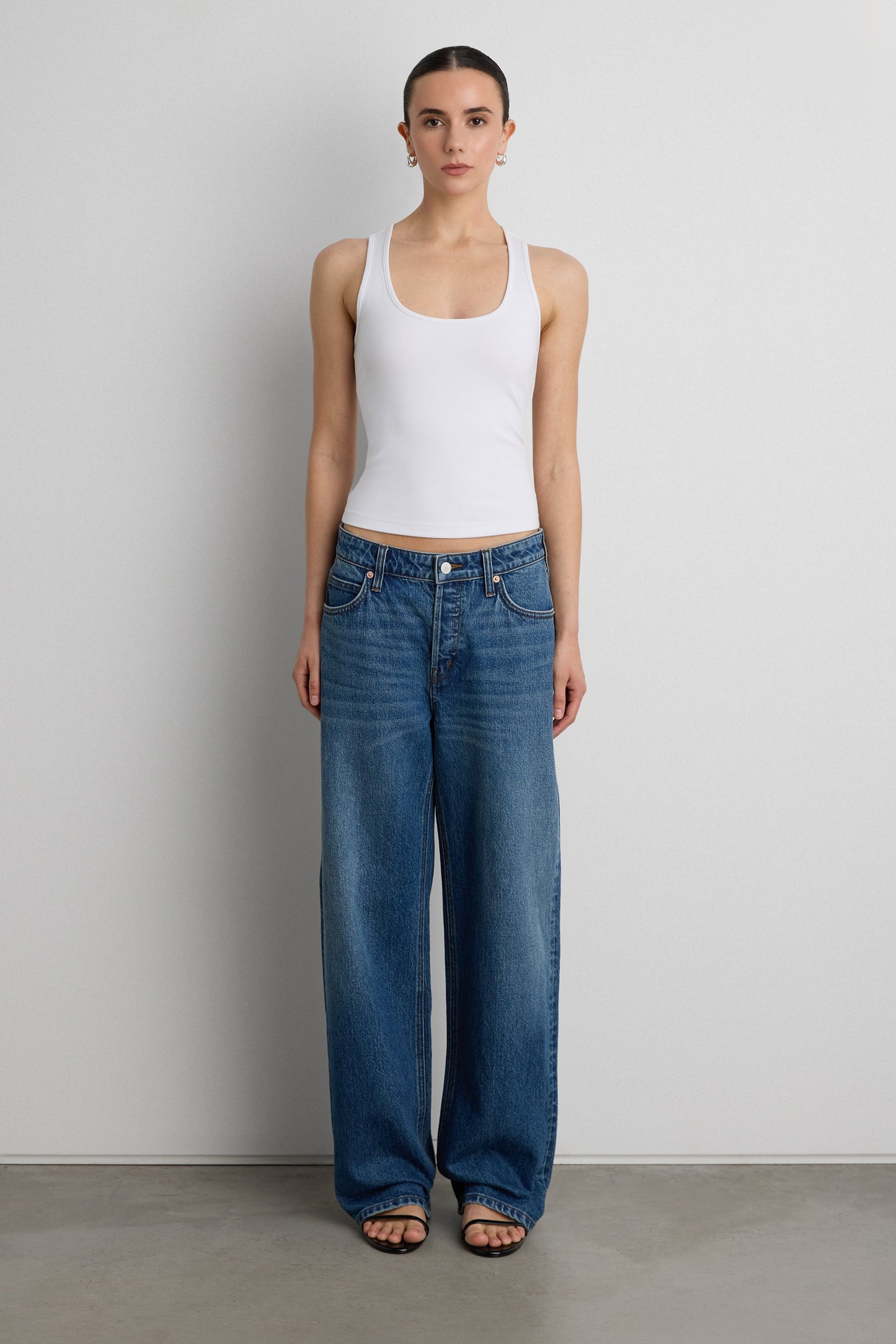 MID-RISE STRAIGHT LEG JEAN