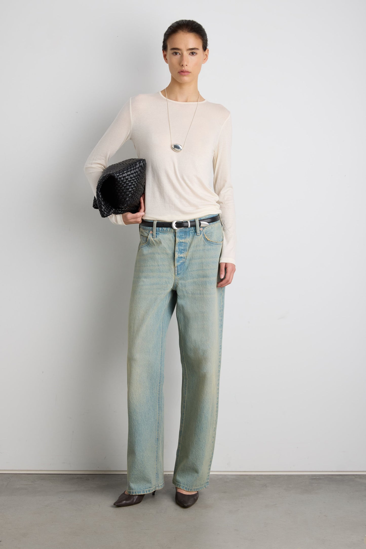 MID-RISE STRAIGHT LEG JEAN