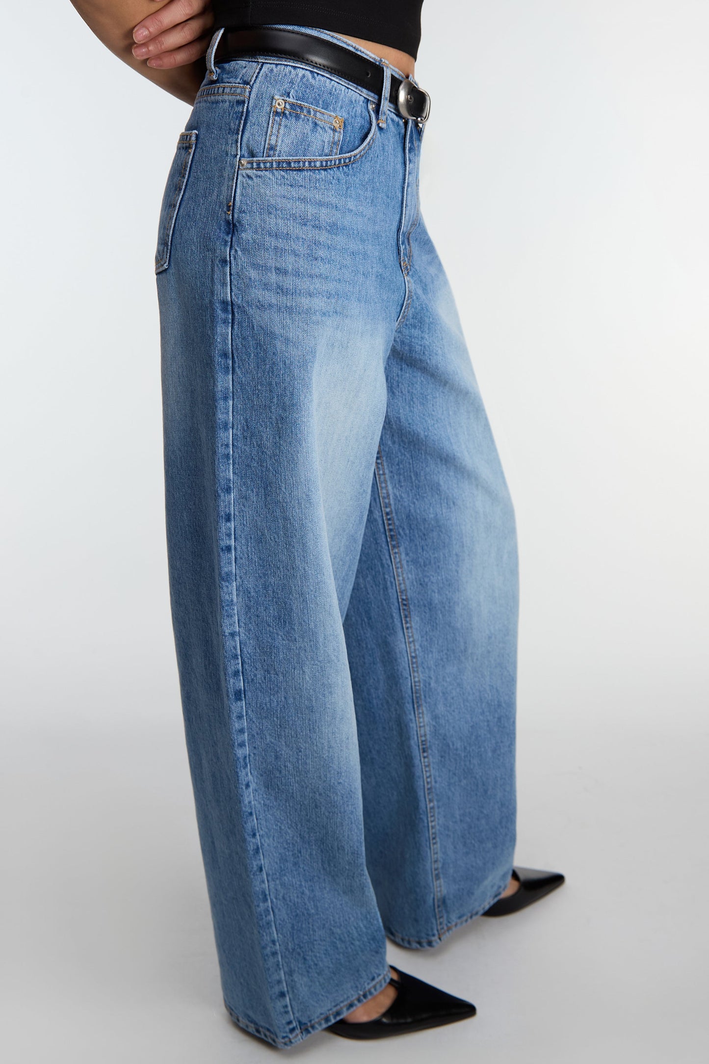 30" LENGTH LIGHT WASH CURVED LEG JEAN