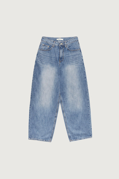 30" LENGTH LIGHT WASH CURVED LEG JEAN