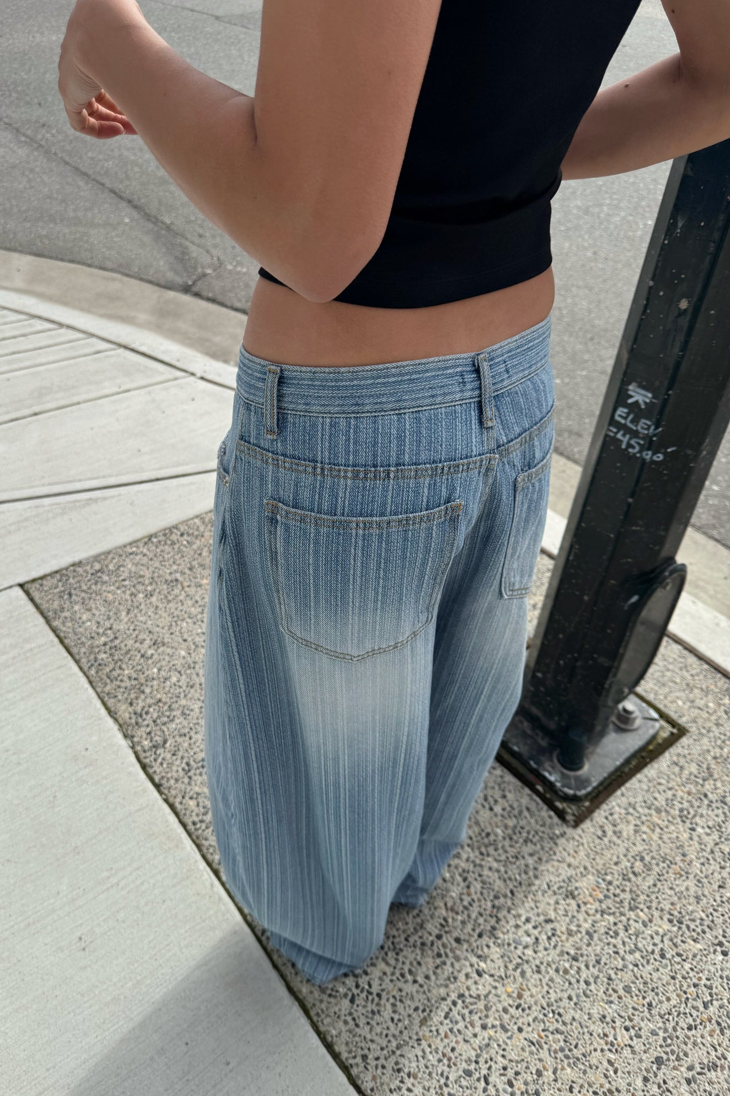 TEXTURED MEDIUM WASH BARREL JEAN