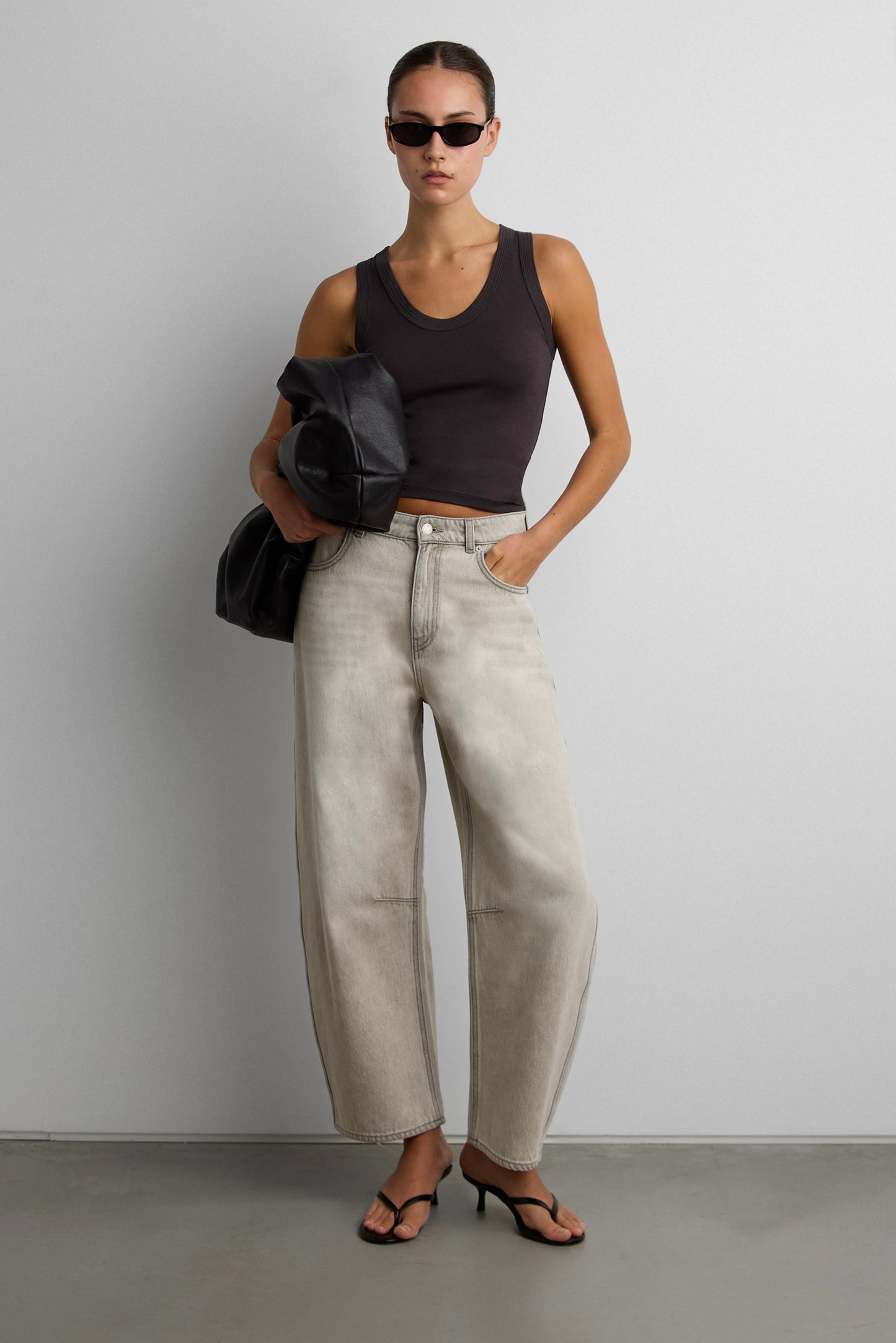 MID-RISE BARREL LEG JEAN IN GREY WASH