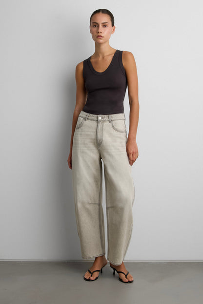 MID-RISE BARREL LEG JEAN IN GREY WASH