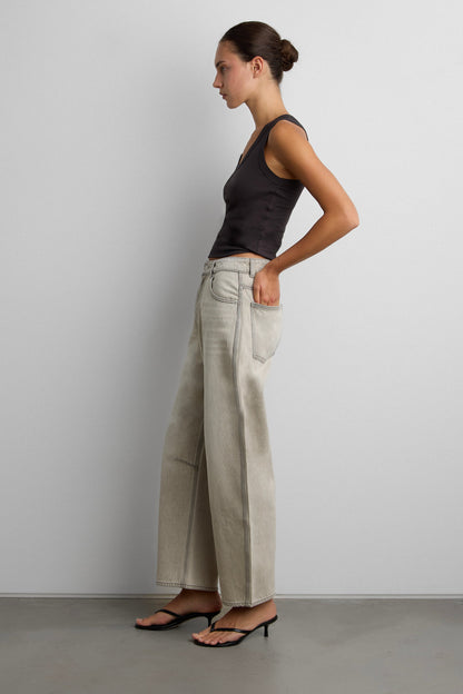 MID-RISE BARREL LEG JEAN IN GREY WASH