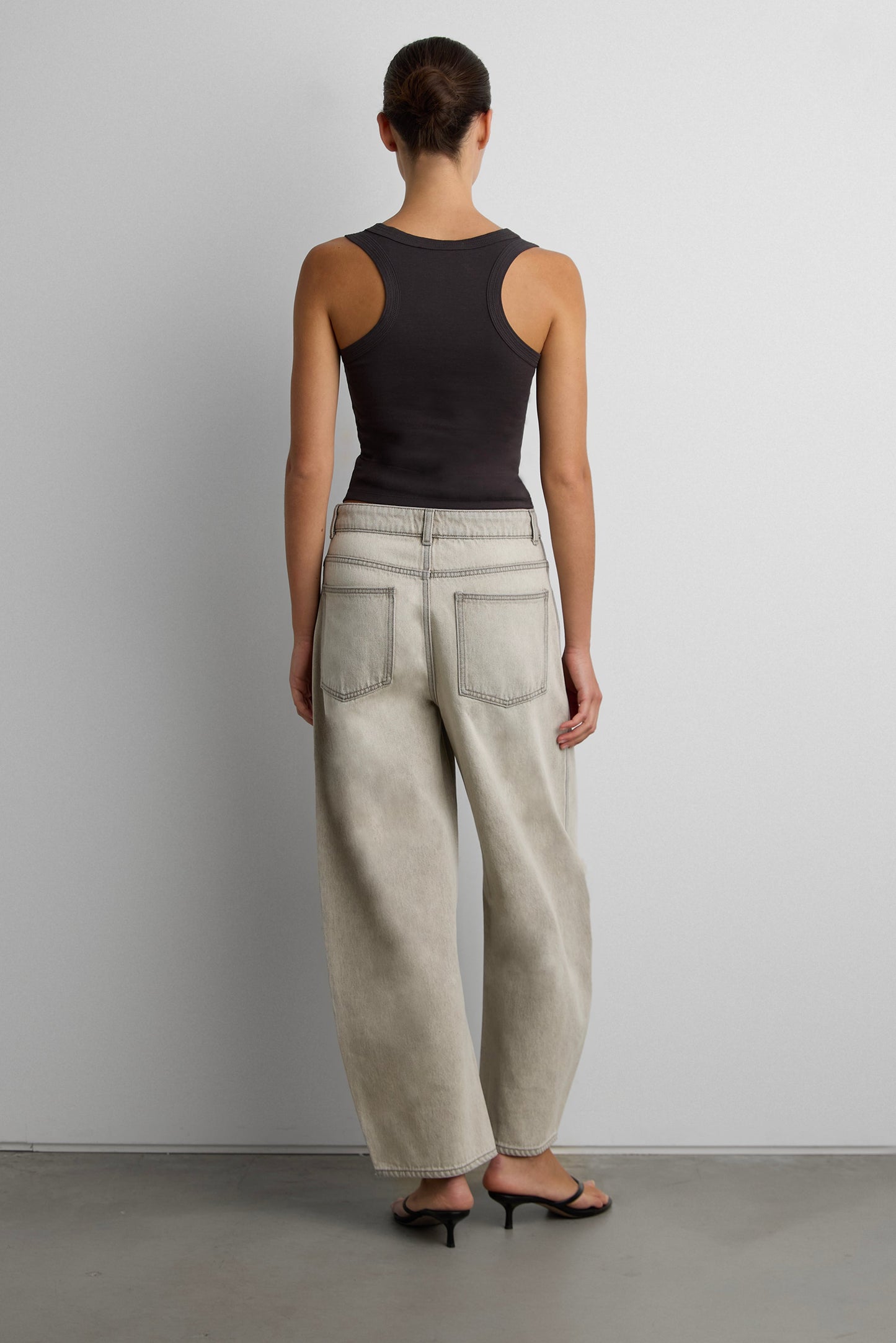 MID-RISE BARREL LEG JEAN IN GREY WASH