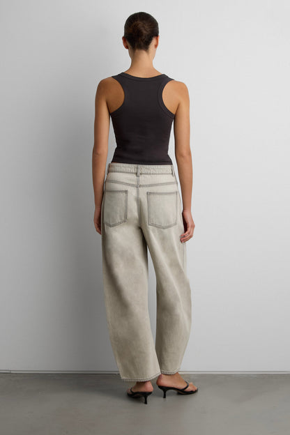 MID-RISE BARREL LEG JEAN IN GREY WASH