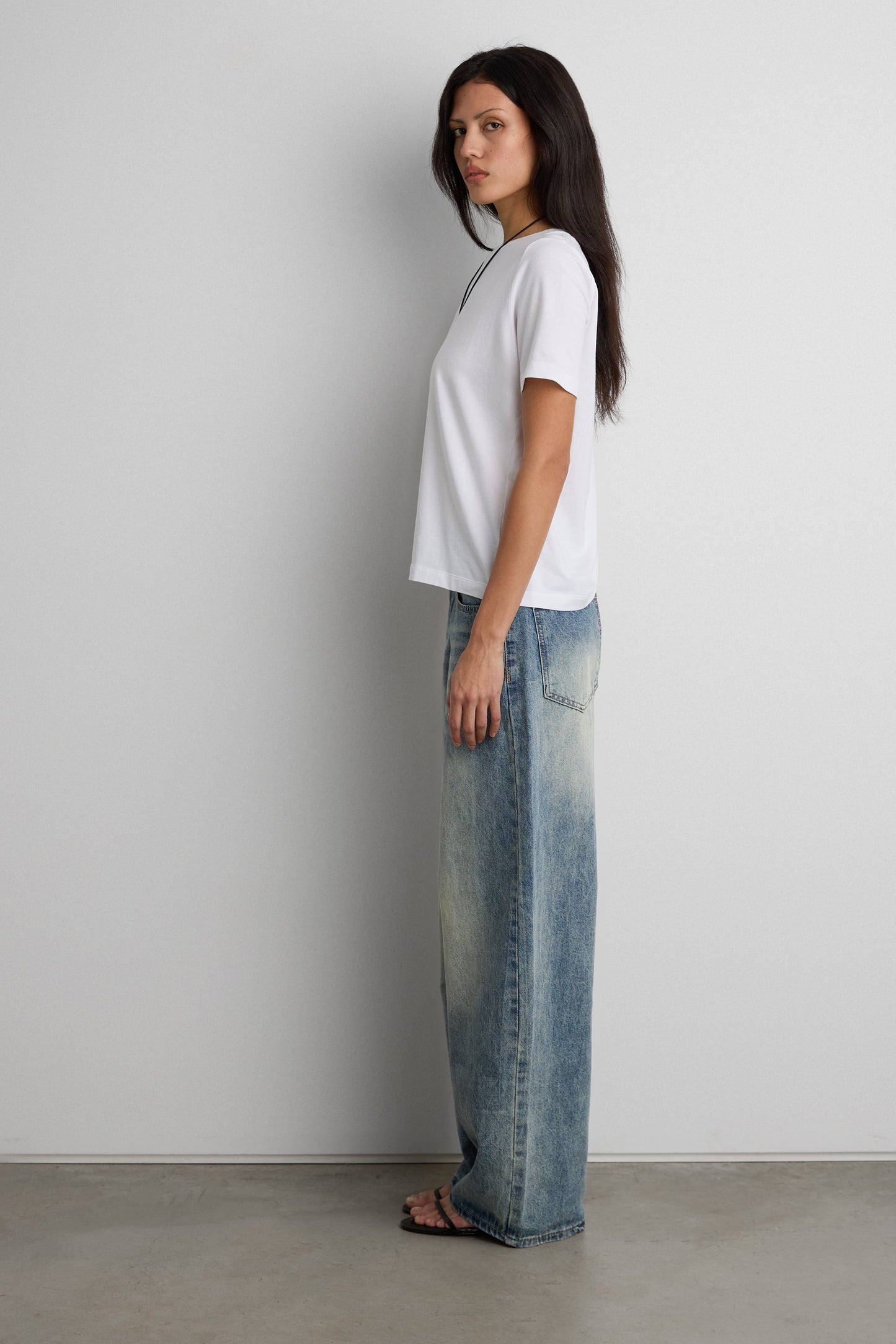 MID-RISE WIDE LEG VINTAGE WASH JEAN