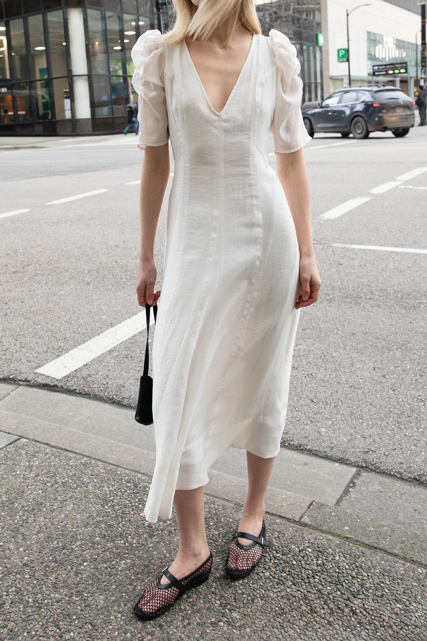 V-NECK PUFF SLEEVE MAXI DRESS