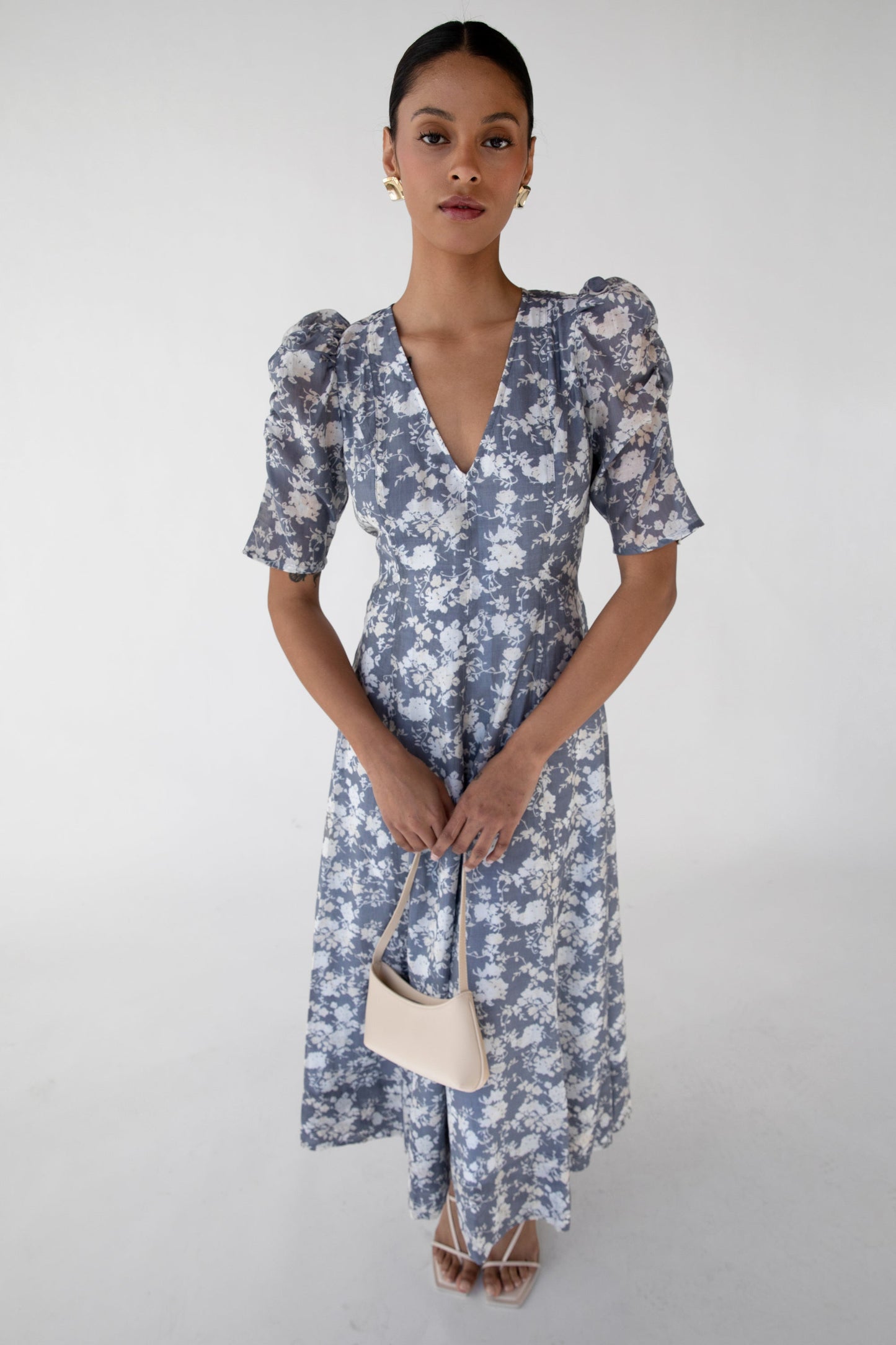 V-NECK PUFF SLEEVE FLORAL MAXI DRESS