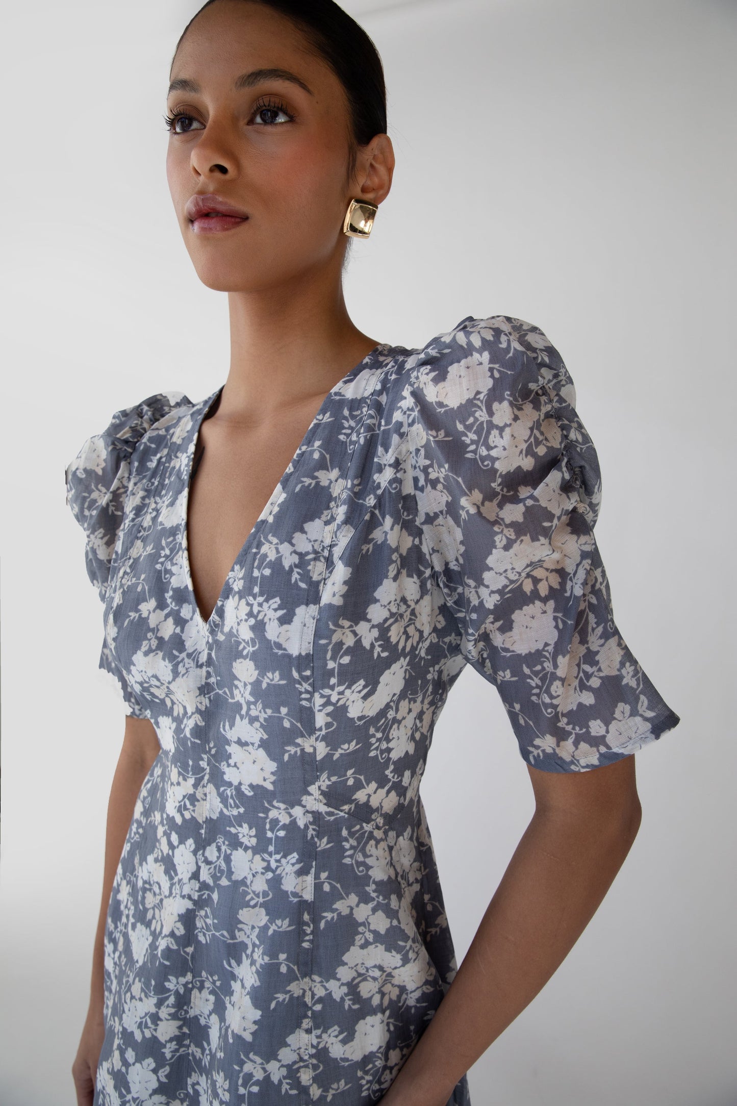 V-NECK PUFF SLEEVE FLORAL MAXI DRESS