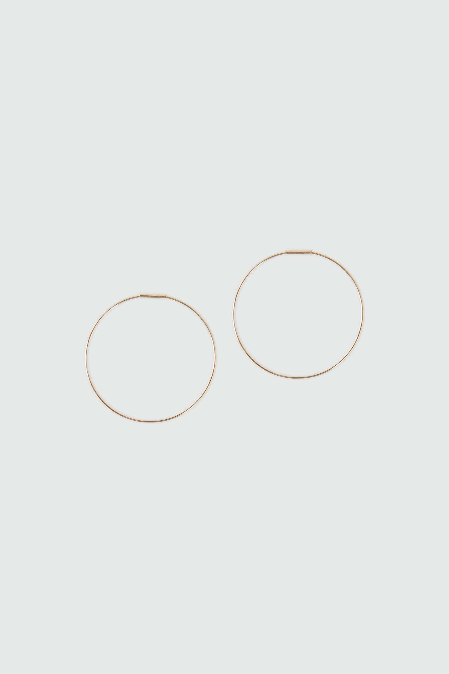 MEDIUM DAINTY HOOP