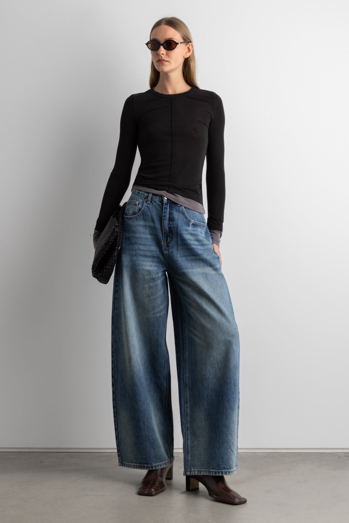 MEDIUM WASH WIDE LEG DENIM JEAN