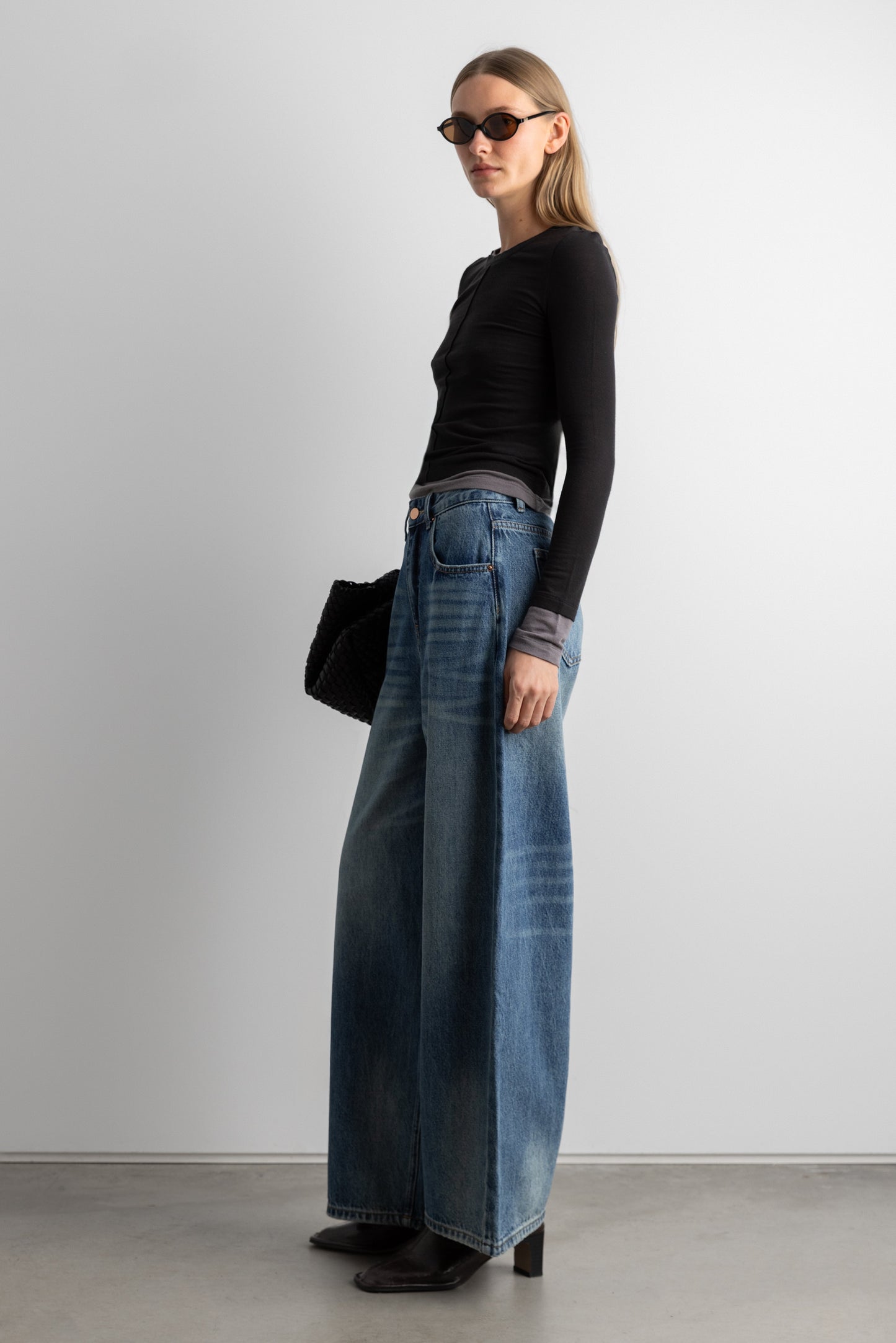 MEDIUM WASH WIDE LEG DENIM JEAN