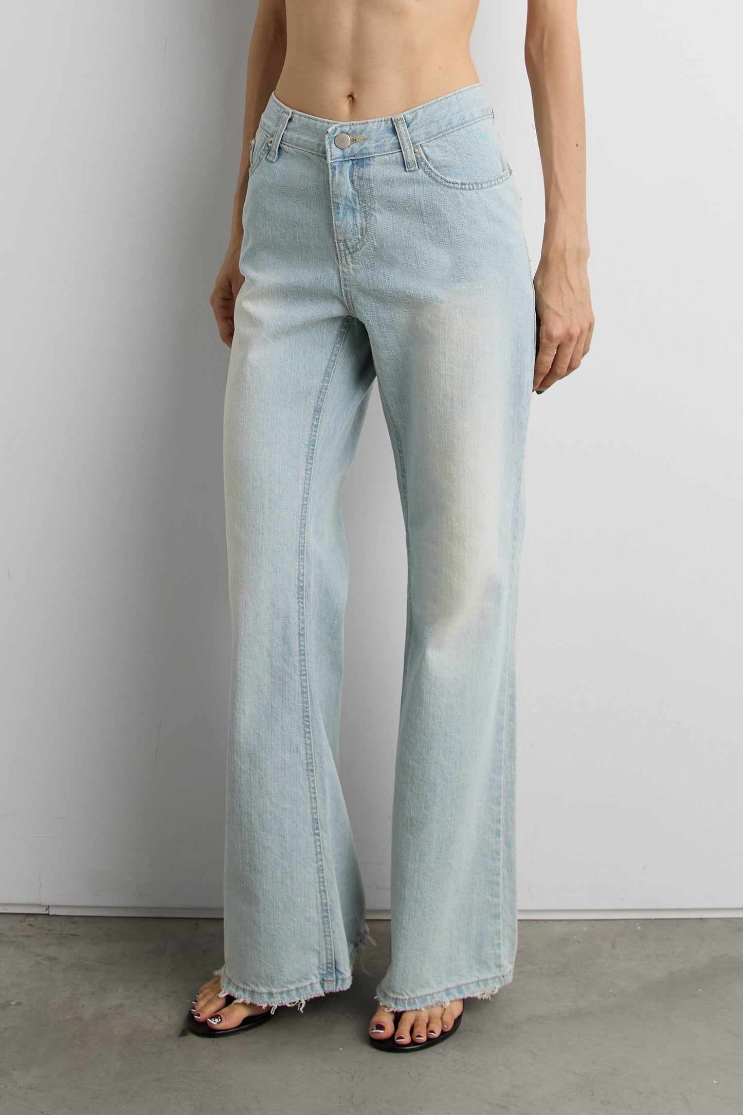 LOW RISE BOOTCUT JEAN