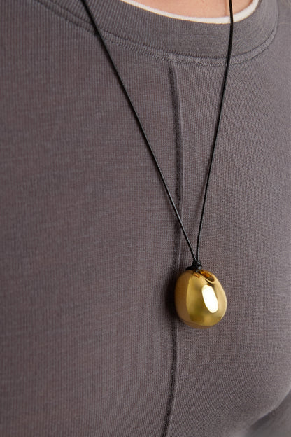 ADJUSTABLE NECKLACE WITH GOLD PENDANT