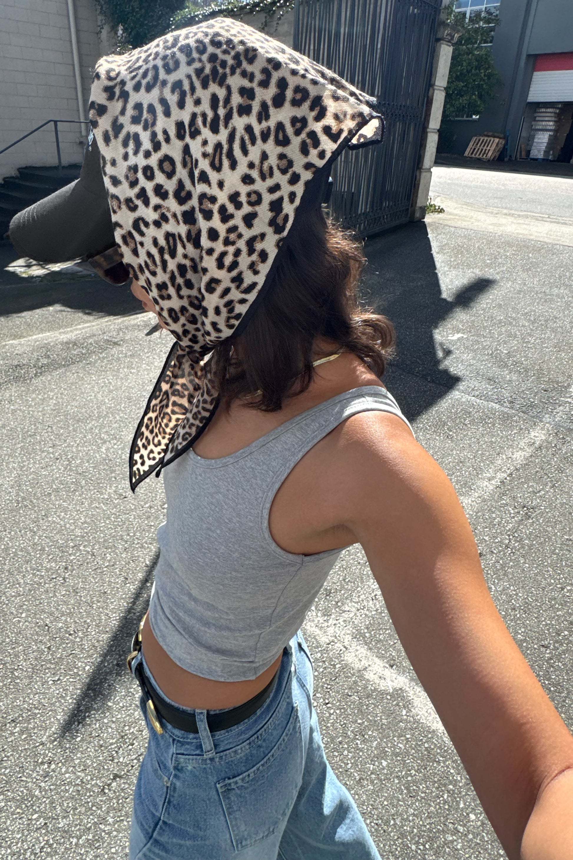 SILK-BLEND LEOPARD PRINT NECK SCARF