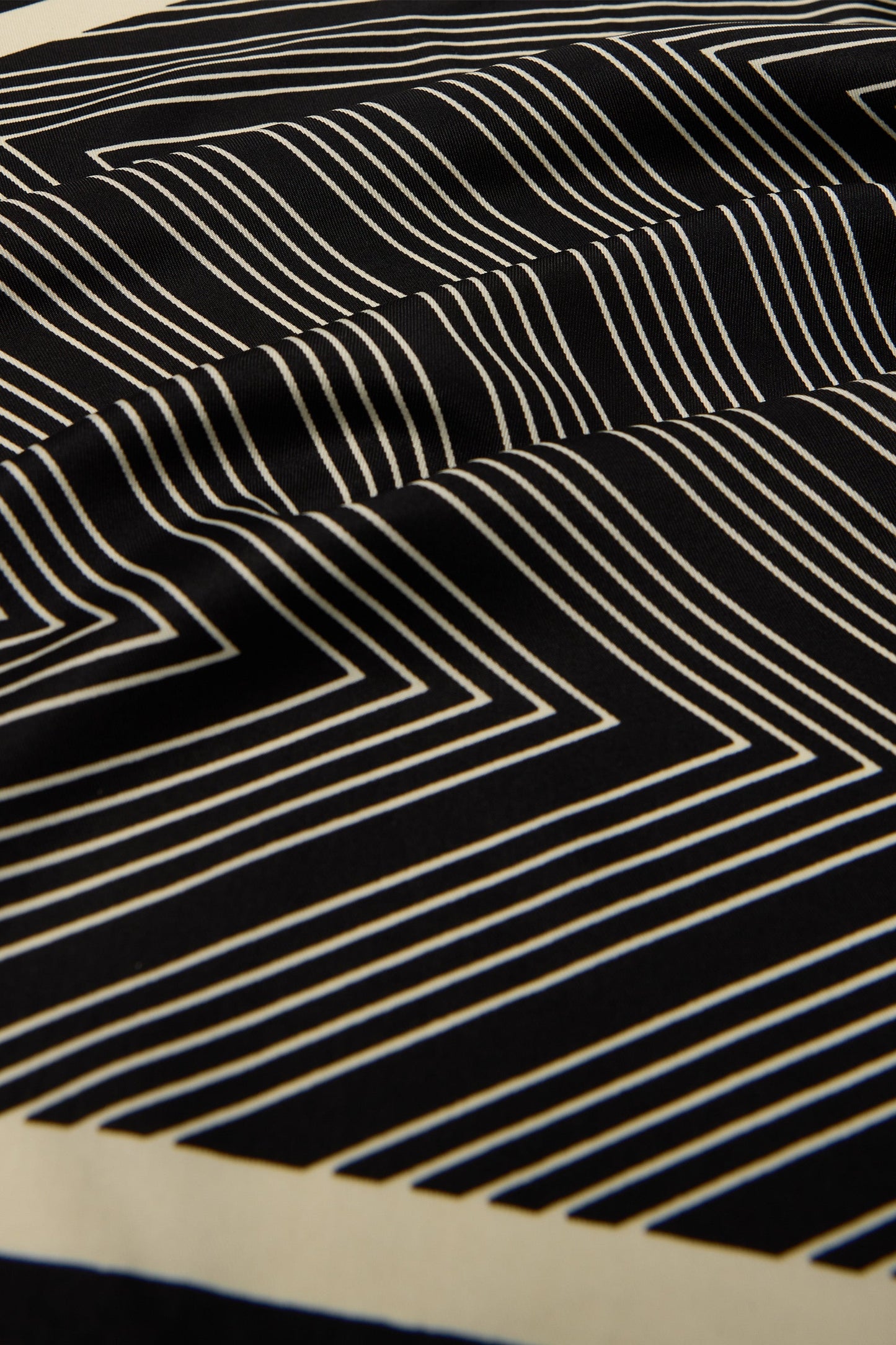 MONOCHROME ZIGZAG SCARF
