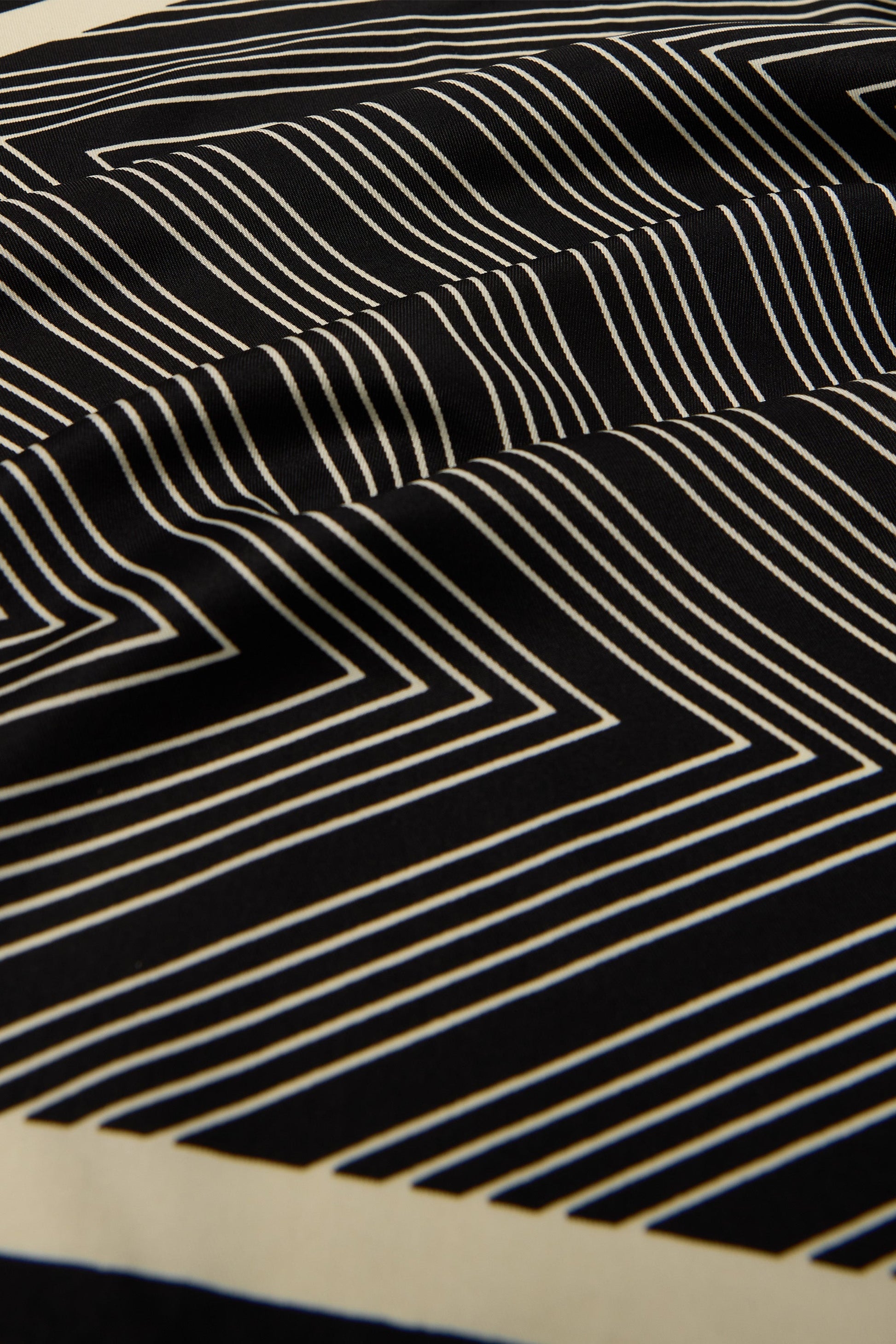 MONOCHROME ZIGZAG SCARF