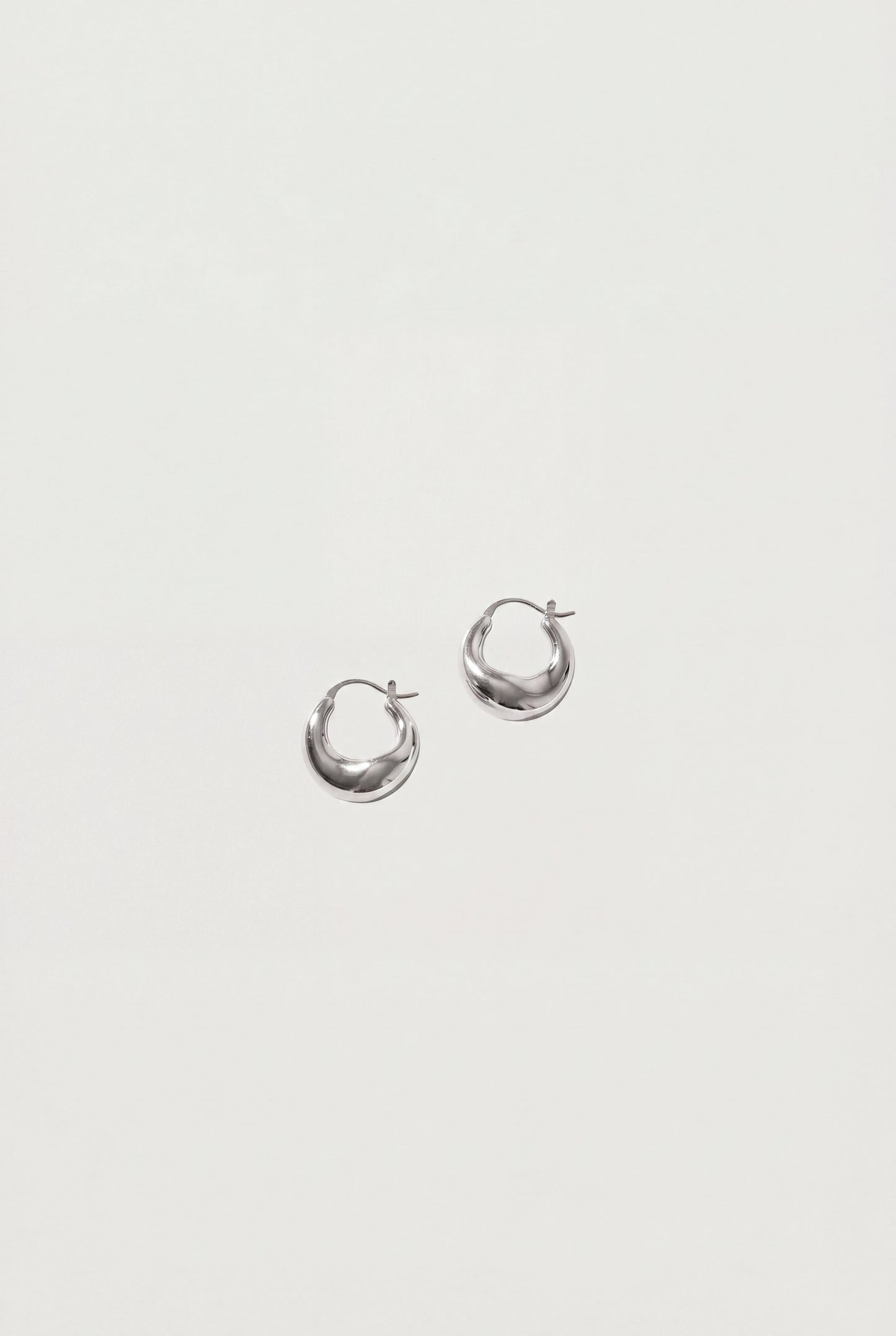 CHUNKY ORGANIC WAVE HOOP EARRINGS