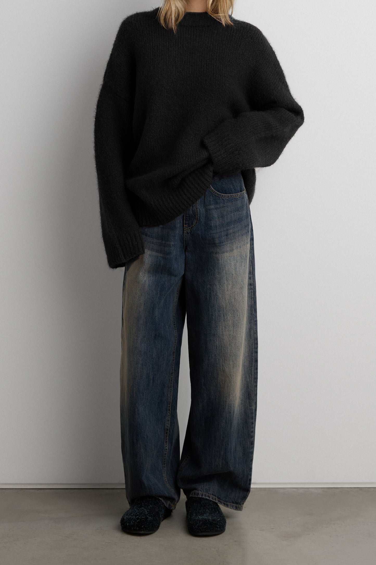 OVERSIZED CREWNECK SWEATER