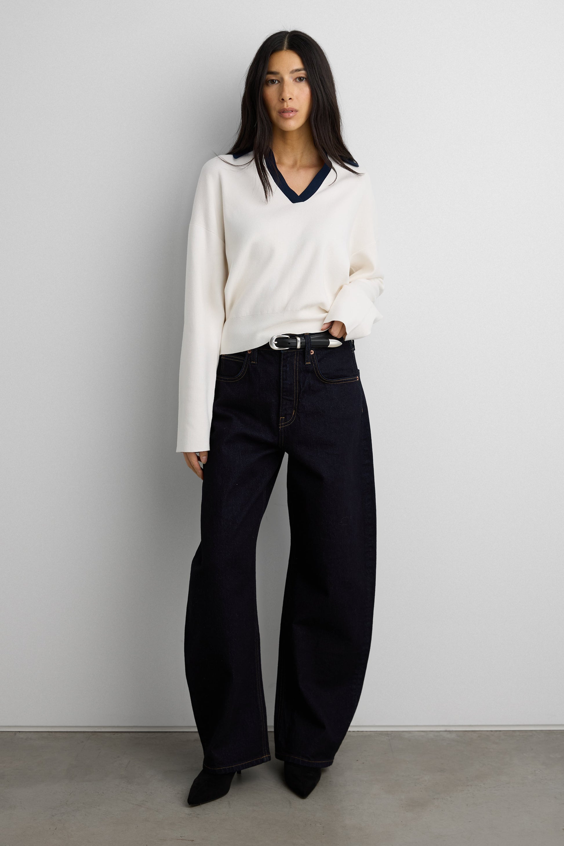 CONTRAST COLLARED SWEATER