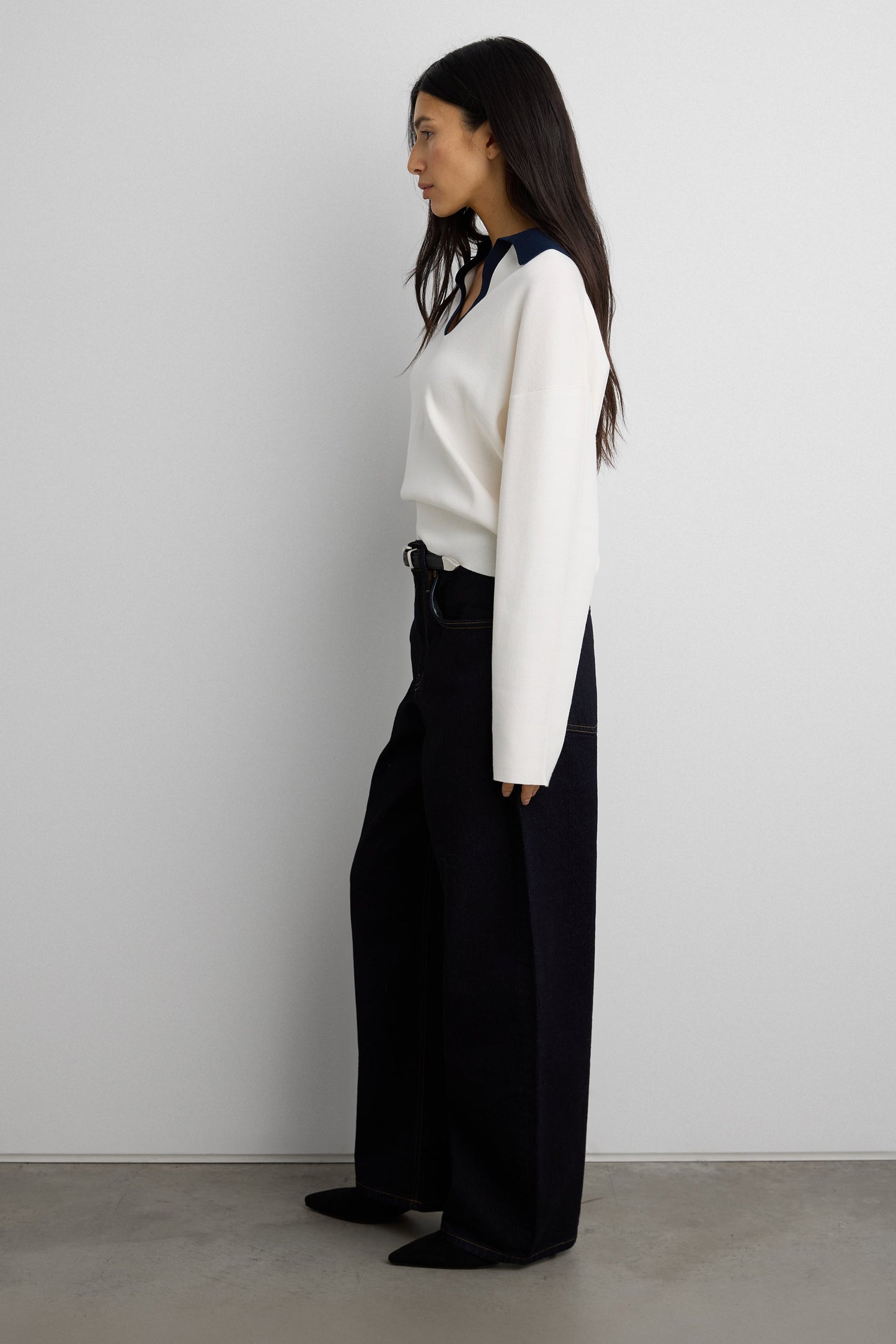 CONTRAST COLLARED SWEATER