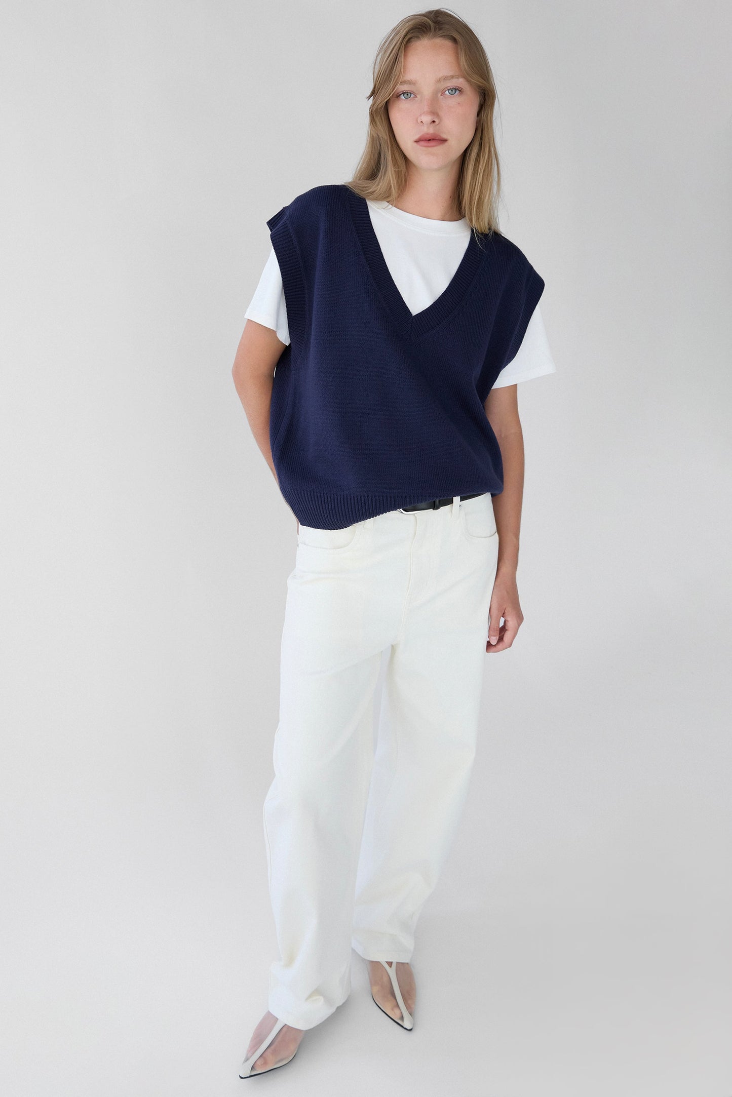 V-NECK SWEATER VEST