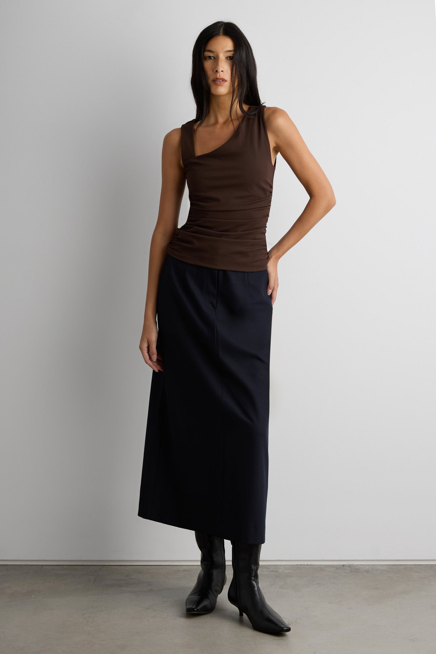 ASYMMETRICAL NECKLINE CROPPED TOP