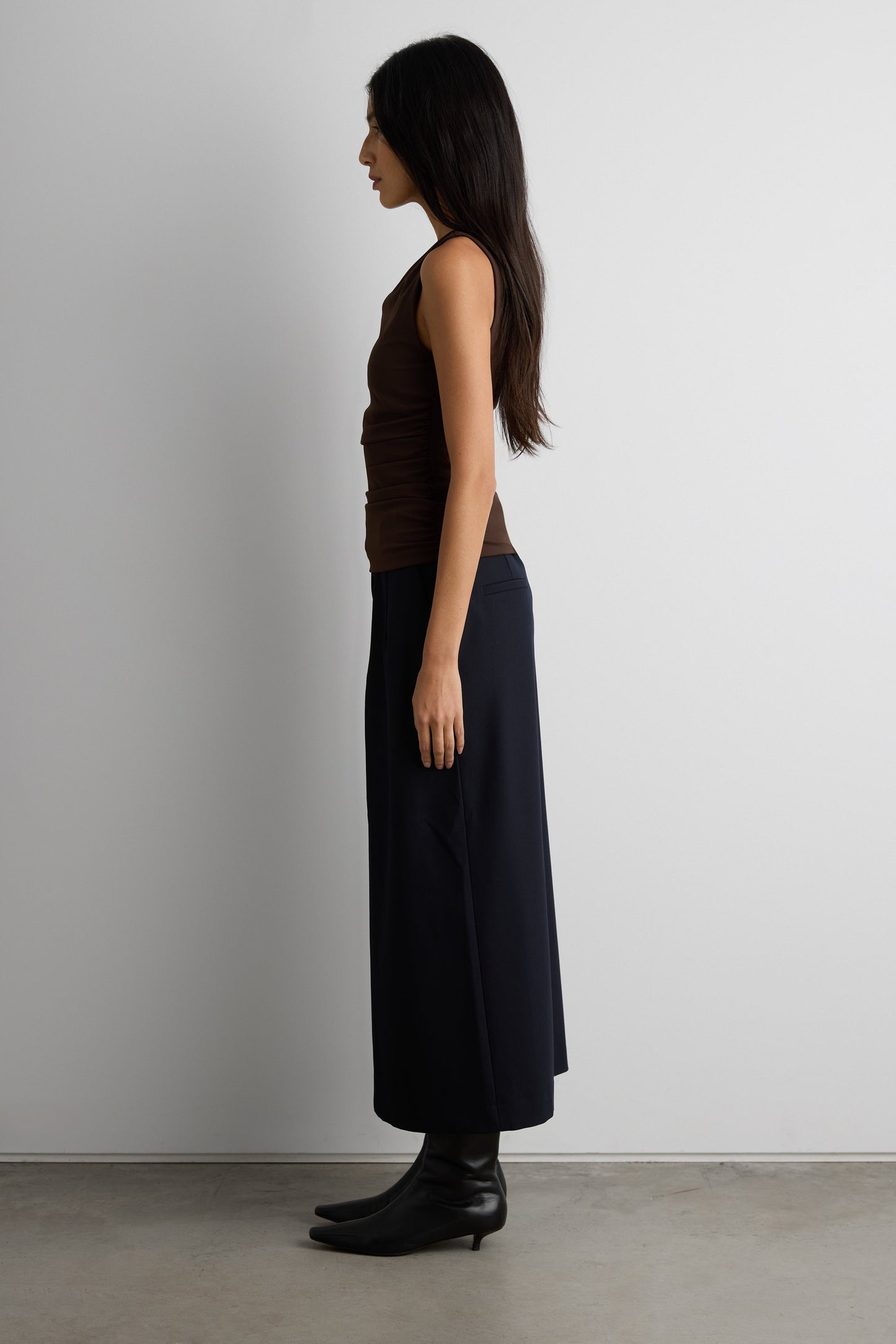 ASYMMETRICAL NECKLINE CROPPED TOP