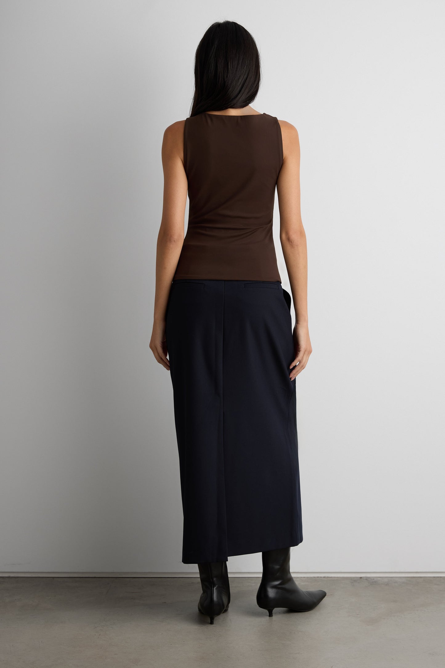 ASYMMETRICAL NECKLINE CROPPED TOP