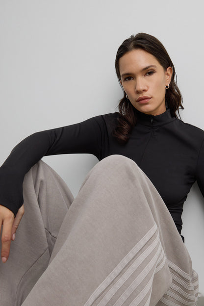 FITTED HALF ZIP MOCKNECK LONG SLEEVE TOP