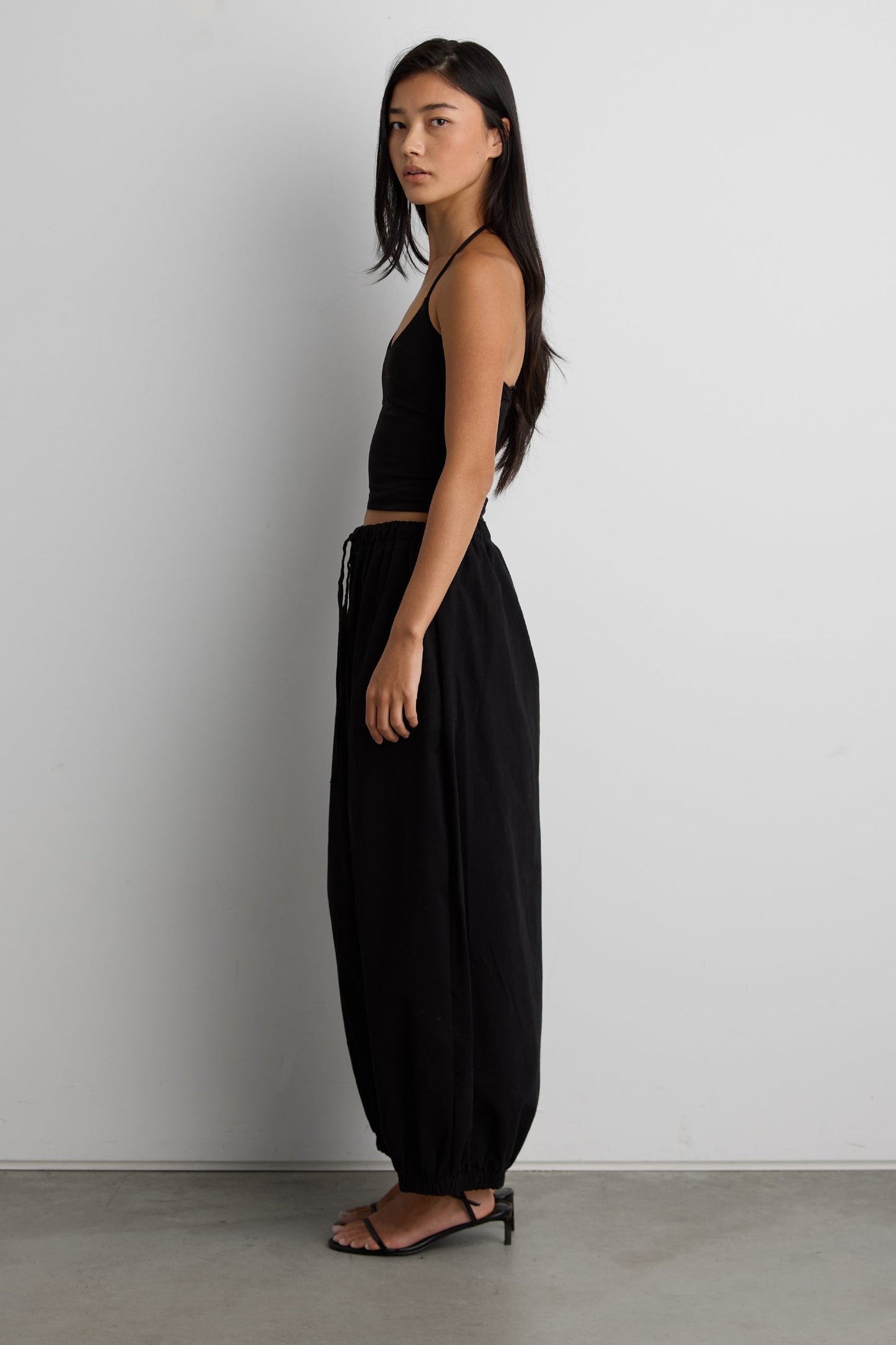 SCOOP NECK HALTER TOP
