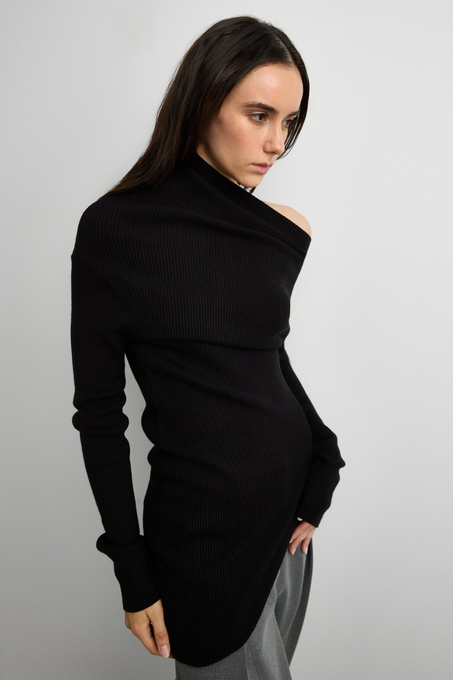 ASYMMETRICAL OFF-SHOULDER RIBBED KNIT TOP
