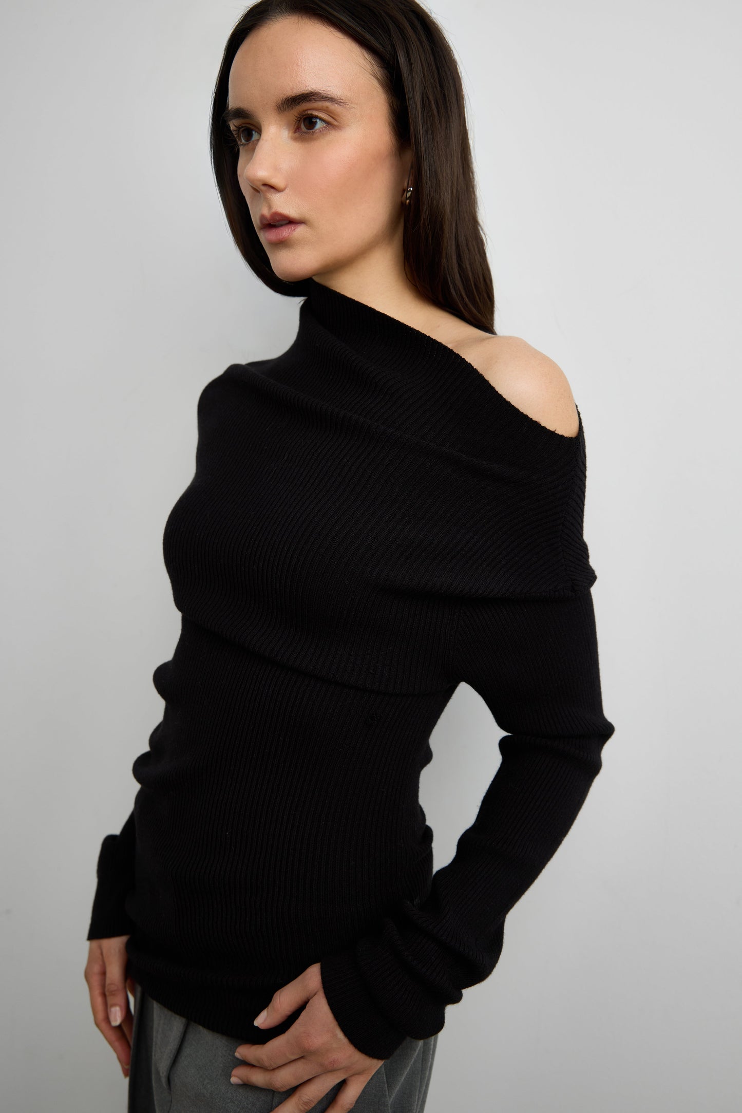 ASYMMETRICAL OFF-SHOULDER RIBBED KNIT TOP