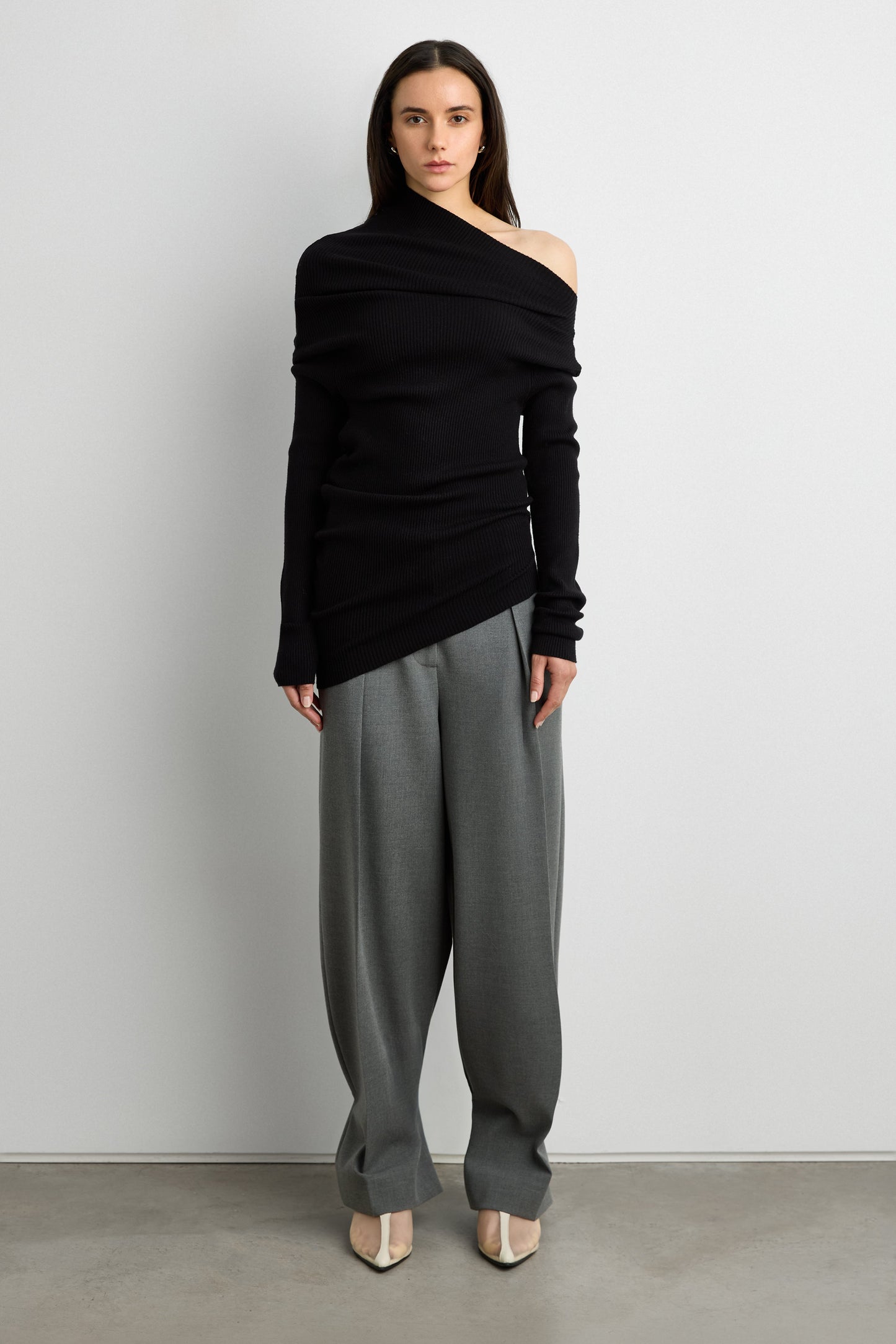 ASYMMETRICAL OFF-SHOULDER RIBBED KNIT TOP
