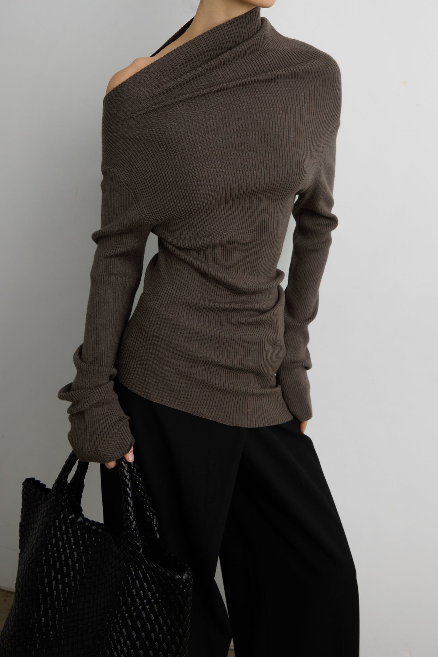 ASYMMETRICAL OFF-SHOULDER RIBBED KNIT TOP