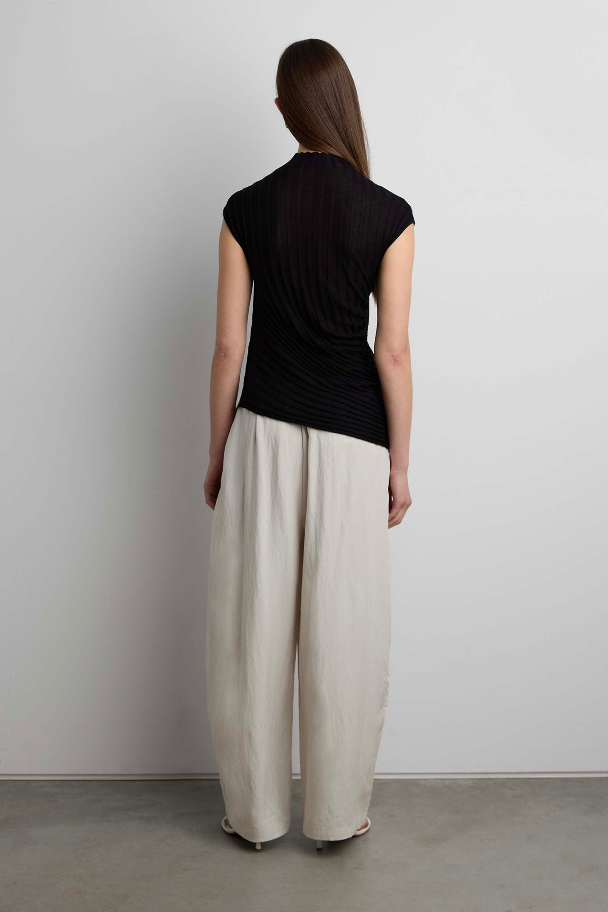 RIBBED TOP WITH SIDE GATHER DETAIL