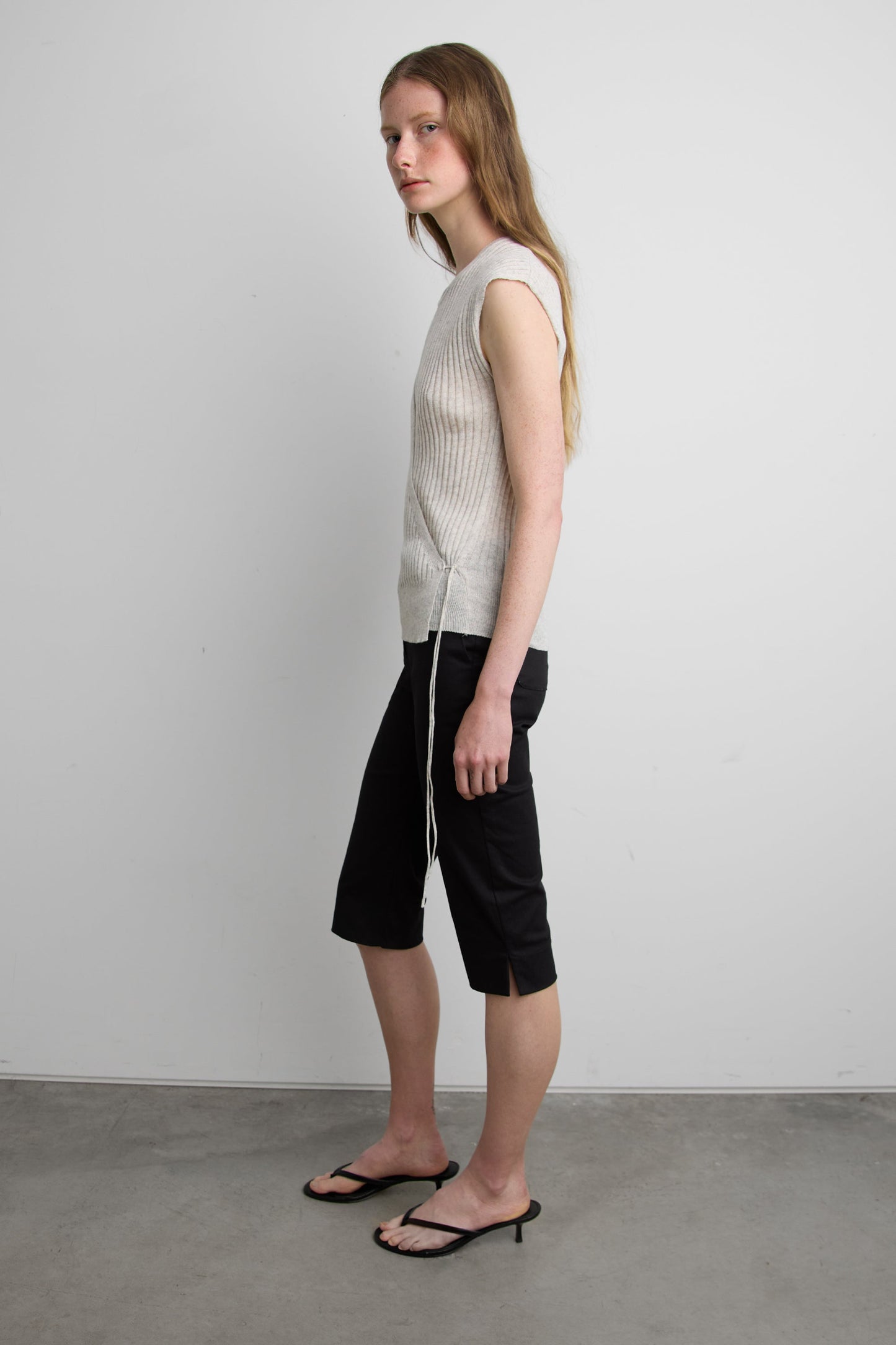 RIBBED CUT OUT TOP WITH TIE FRONT DETAIL
