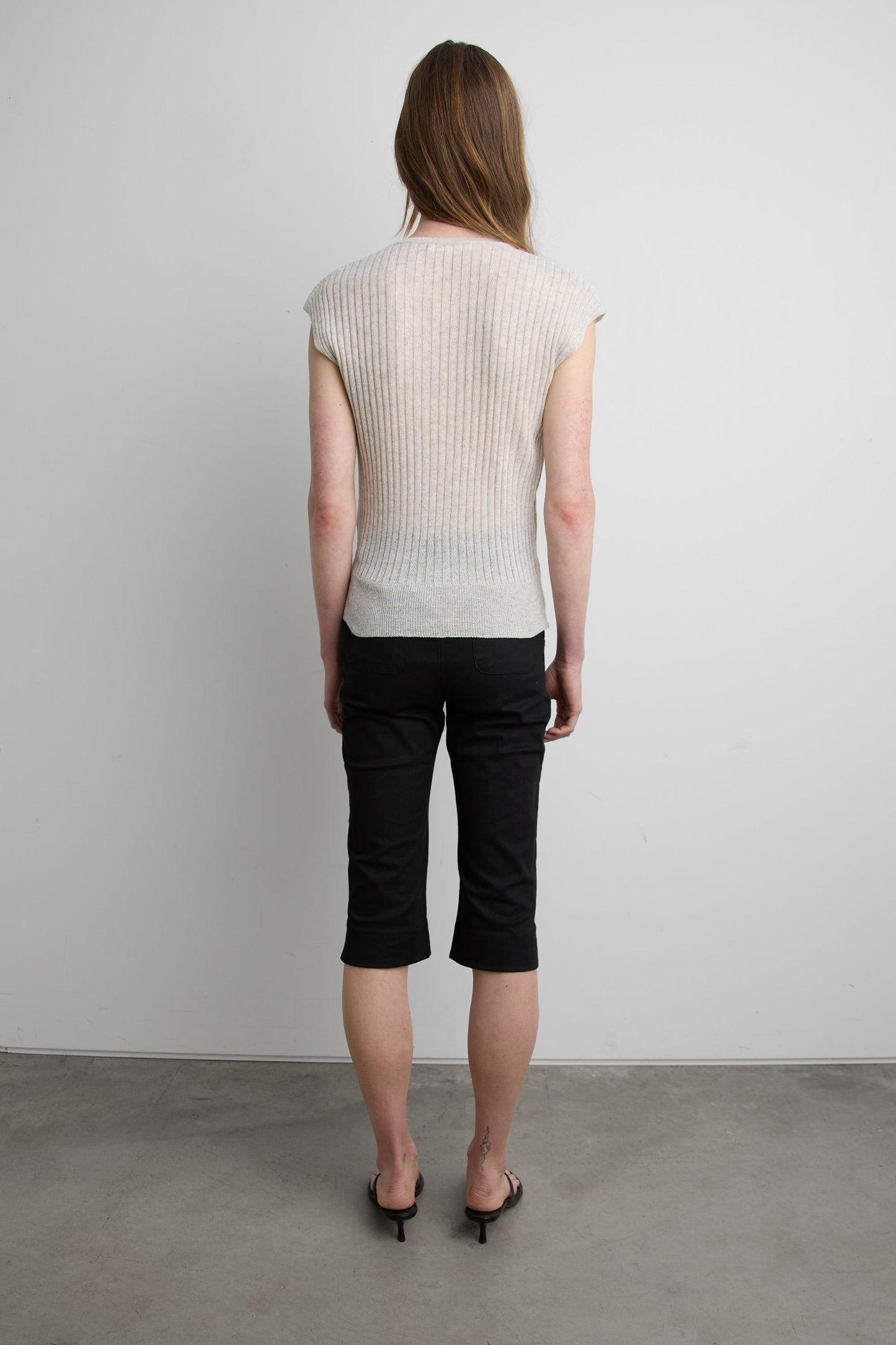RIBBED CUT OUT TOP WITH TIE FRONT DETAIL